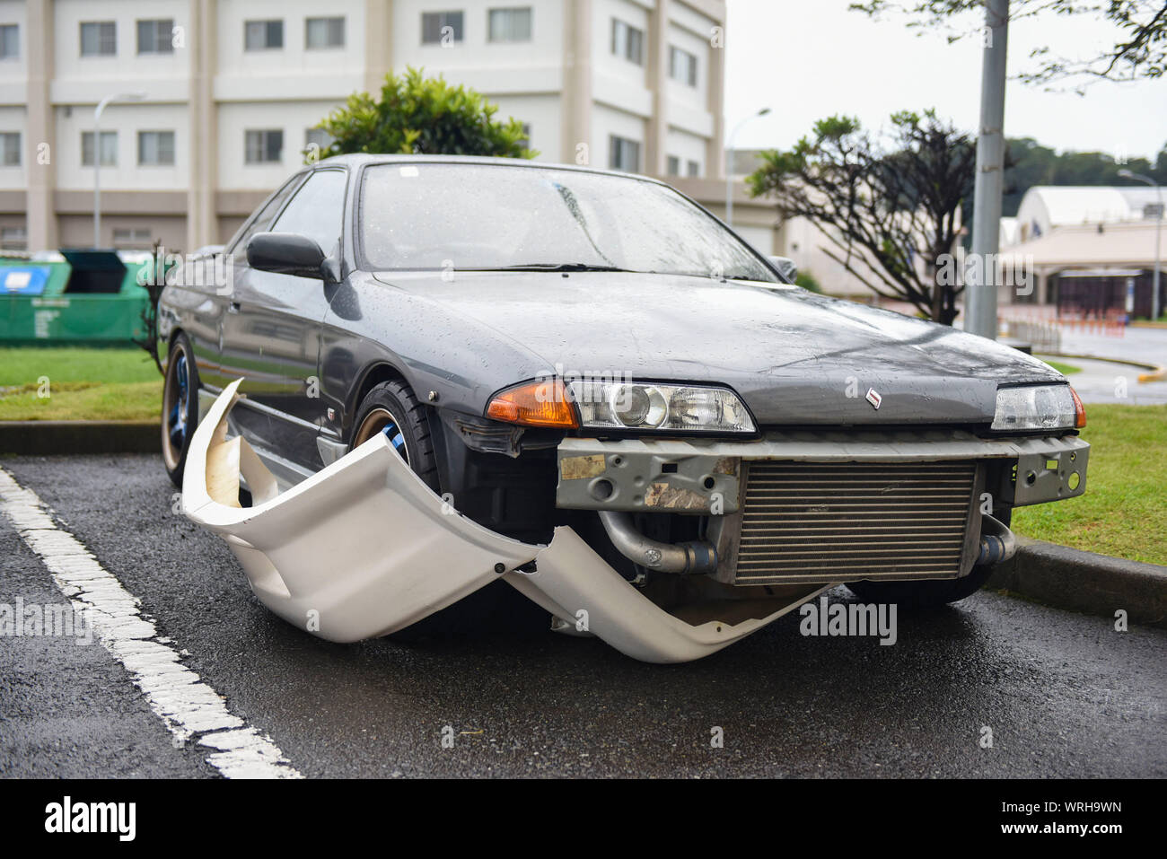 190909-N-HH 215-1001 Yokosuka, Japan (Sept. 9, 2019) - stossstange eines Autos beschädigt ist von Typhoon Faxai, ein Sturm mit Windgeschwindigkeiten von mehr als 124 Meilen pro Stunde, die anlandestelle über Commander, Flotte Aktivitäten Yokosuka (CFAY). CFAY bietet, wartet und betreibt base Einrichtungen und Dienstleistungen zur Unterstützung der Siebten Flotte vorwärts - bereitgestellt Seestreitkräfte, 71 Mieter Befehle, und 27.000 militärisches und ziviles Personal. (U.S. Marine Foto von Mass Communication Specialist 2. Klasse Tyler R. Fraser/Freigegeben) Stockfoto