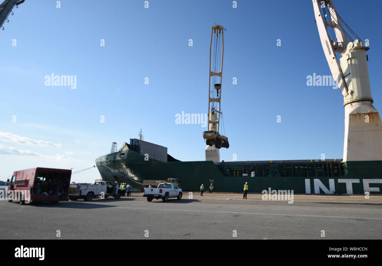 Militärische Cargo senkt sich auf den Boden während einer Beförderung Übung an der Hampton Roads Portsmouth Marine Terminal in Portsmouth, Virginia, Aug 31., 2019. Mitglieder in Die 597 . Transportation Brigade zugeordnet partnered mit Hafen von Virginia Personal die Übung in einer Bemühung, Bereitschaft, zu einer der strategischen Häfen des Landes zu erhöhen. (U.S. Air Force Foto von älteren Flieger Delaney Gonzales) Stockfoto