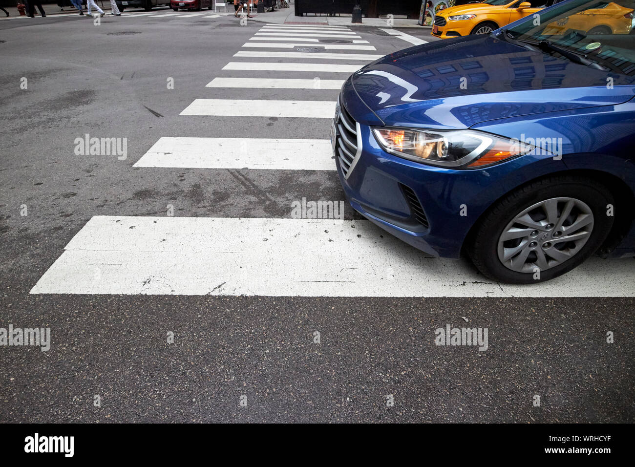 Auto fahren über zebrastreifen in der Schleife zentralen Stadt von Chicago Chicago Illinois USA Stockfoto