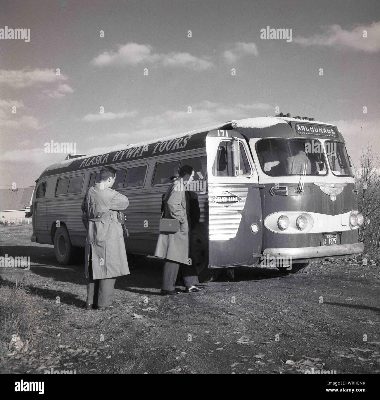 1950, historische, zwei Männer an Bord eines Sightseeing Bus von Alaska Hyway Touren in Anchorage, Alaska, USA von Gray Line, ein weltweit führender Anbieter von Stadtrundfahrten in 1910 von Louis Bush in Washington D. C. gegründet Stockfoto