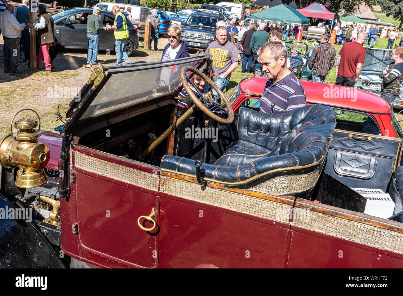 Inspektion eines 1905 Adler, Classic Car Show, Hinton Arme, Cheriton, Hampshire, Großbritannien Stockfoto
