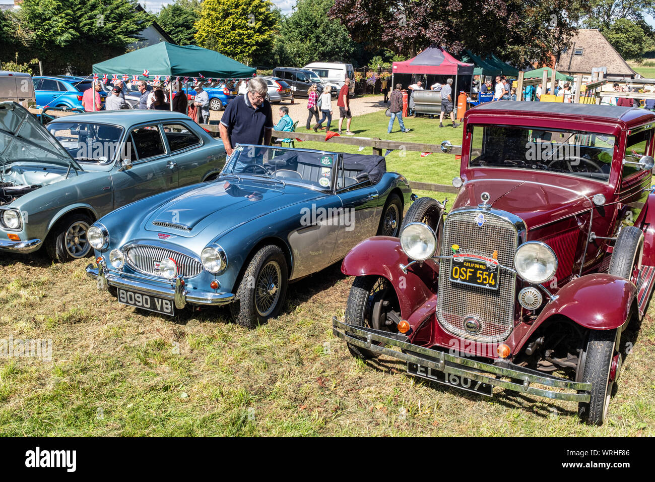 Inspektion eines Healey 300, bei einem Oldtimertreffen, Hinton Arme, Cheriton, Hampshire, Großbritannien Stockfoto