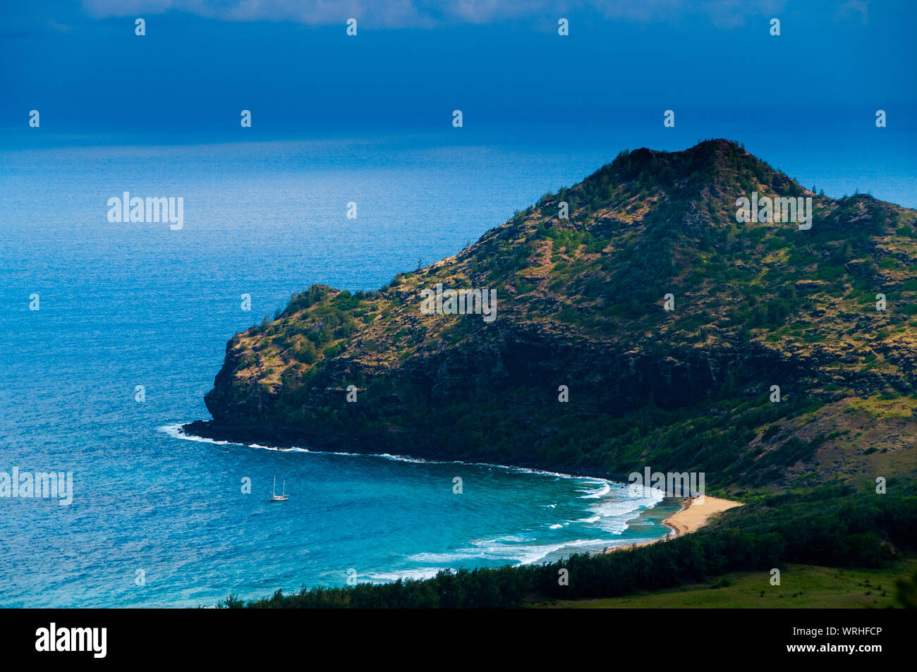 Luftbild mit Blick auf die tropische Insel Kauai und den Pazifischen Ozean, Hawaii, USA Stockfoto