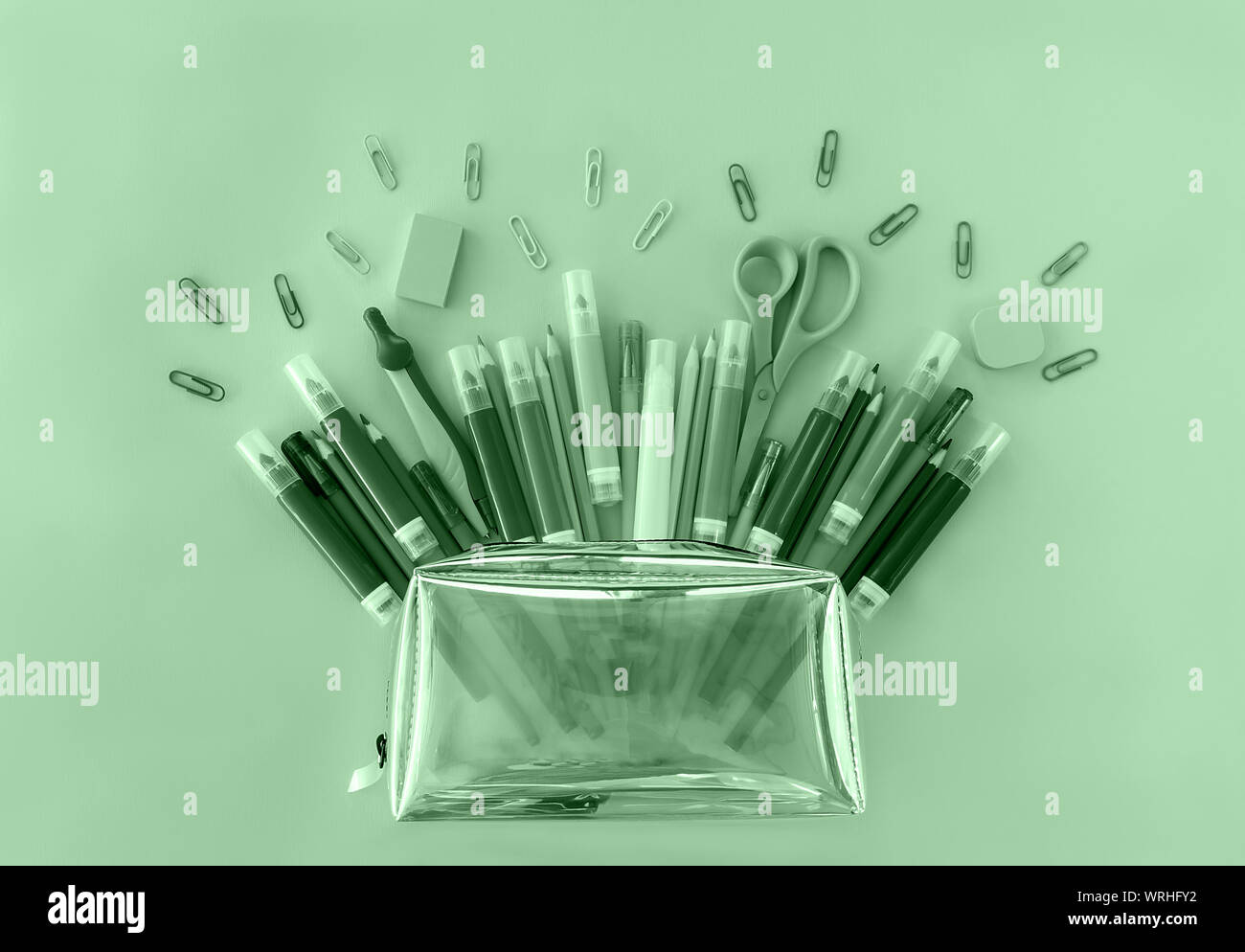 Zurück zu Schule Hintergrund mit geöffneten Federmäppchen mit Vielzahl von Schulmaterial in trendigen Neo mint Farbe. Flach. Close-up. Stockfoto