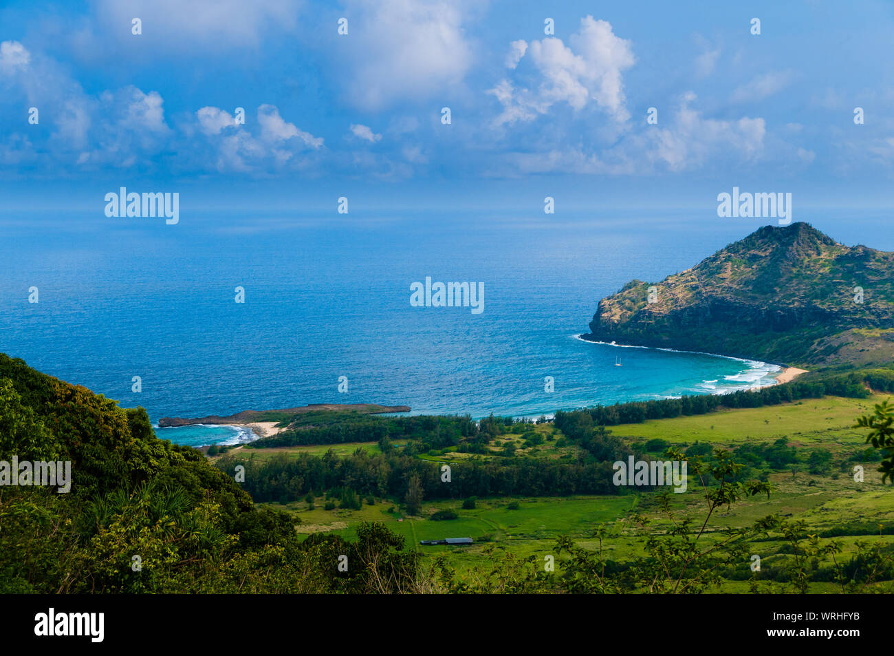Luftbild mit Blick auf die tropische Insel Kauai und den Pazifischen Ozean, Hawaii, USA Stockfoto