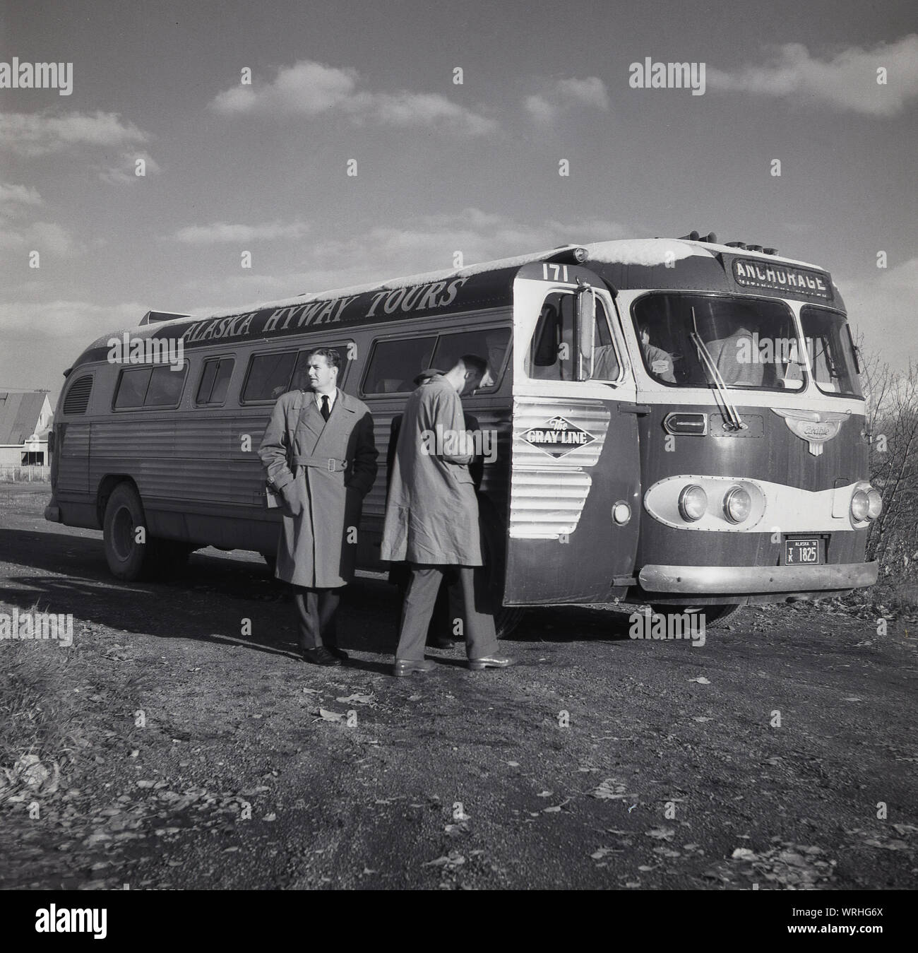 1950, historische, zwei Männer an Bord eines Sightseeing Bus von Alaska Hyway Touren in Anchorage, Alaska, USA von Gray Line, ein weltweit führender Anbieter von Stadtrundfahrten in 1910 von Louis Bush in Washington D. C. gegründet Stockfoto