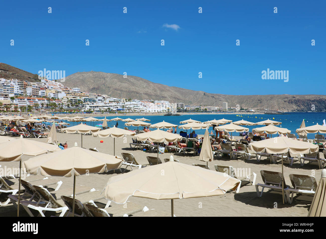 Teneriffa, SPANIEN - 28. MAI 2019: Playa de Las Vistas Strand an der Costa Adeje, Teneriffa. Stockfoto