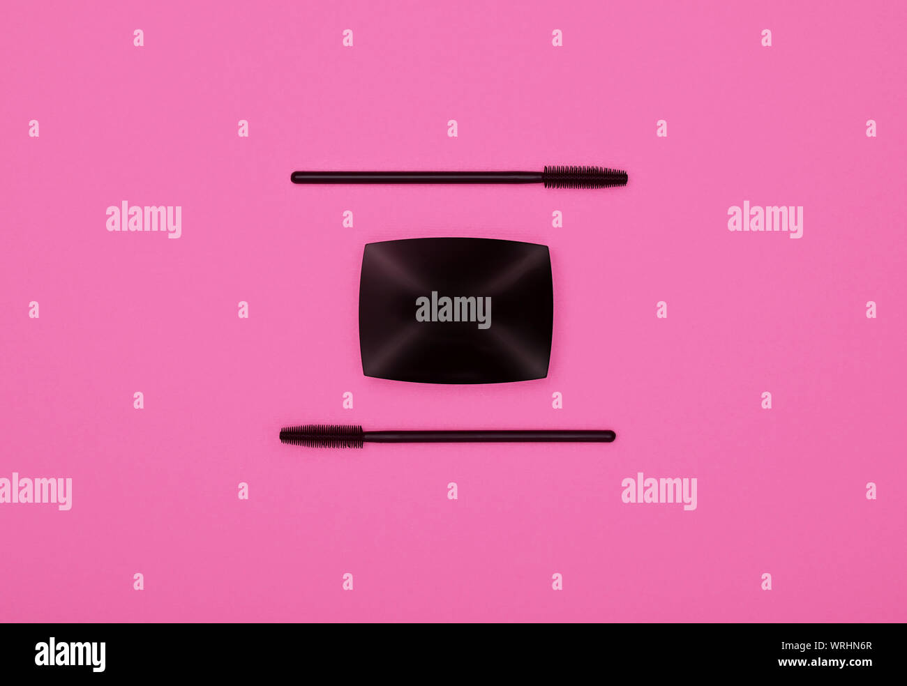 Schließen Sie die Einrichtung des Gesicht Make-up Pinsel schwarze Wimperntusche und Lidschatten über rosa Hintergrund, erhöhte Ansicht von oben, direkt über Stockfoto