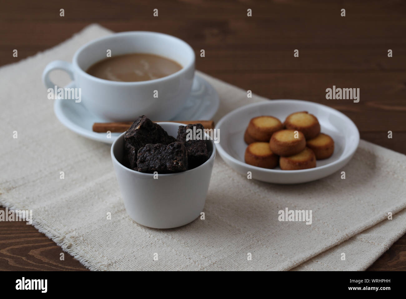 Tasse Milch Kaffee Caffe Latte auf Tisch isoliert Stockfoto