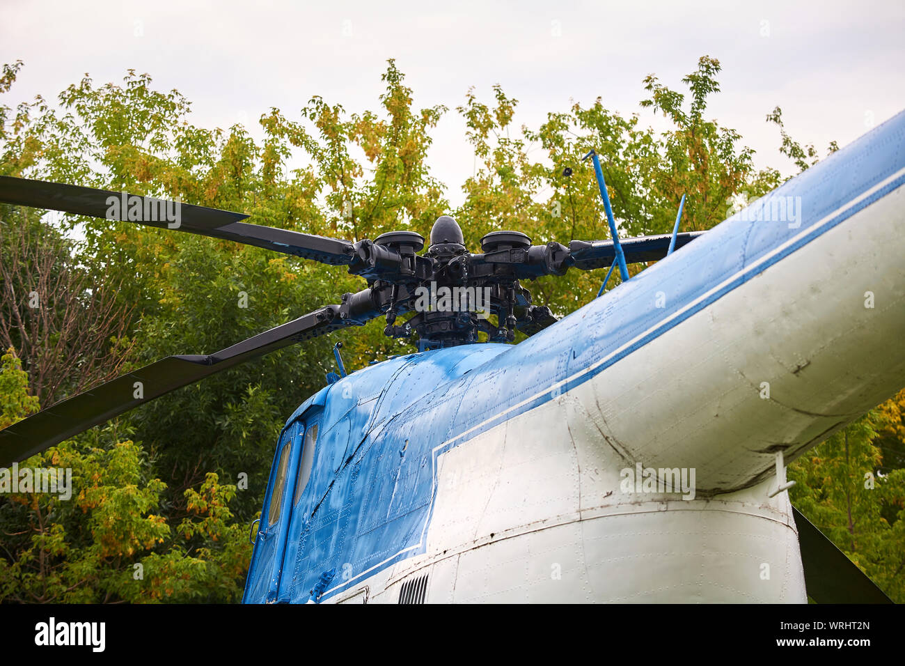 Der Propeller des Hubschraubers close-up gegen einen grauen Himmel. Stockfoto