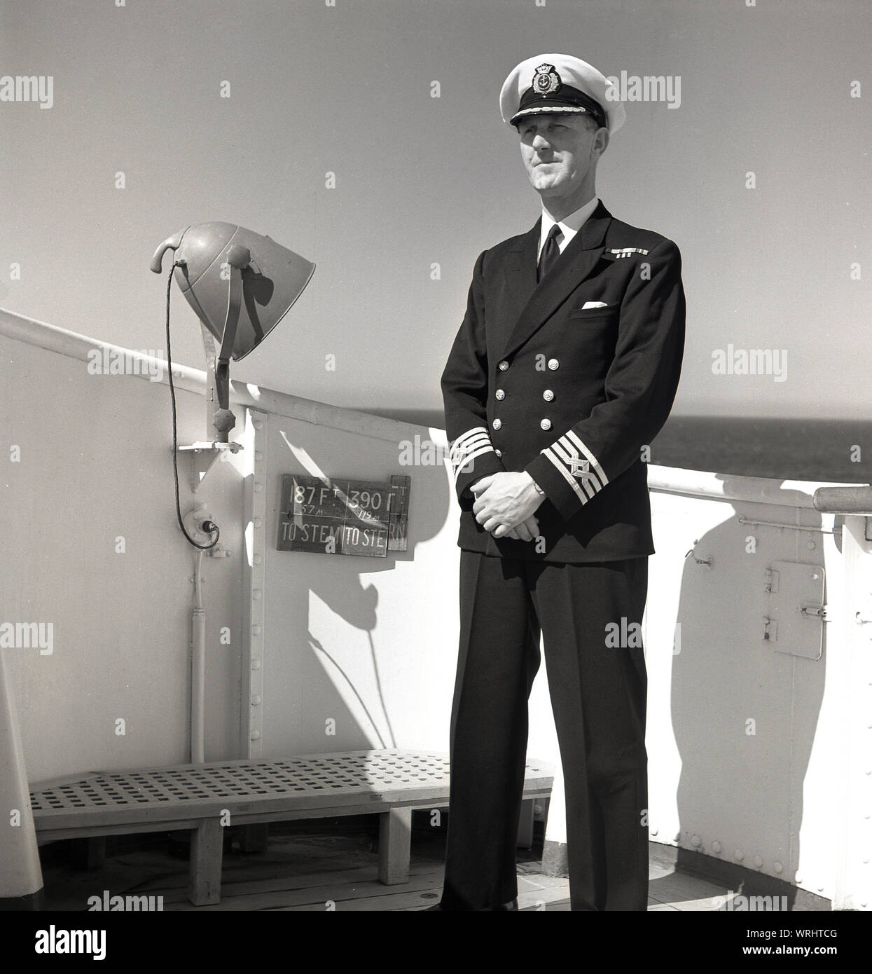 1950, historische, uniformierten Kapitän eines Union-Castle steamship stehend auf dem Deck seines Schiffes. Als Kapitän des Schiffes, die er in der Liner ist. Stockfoto