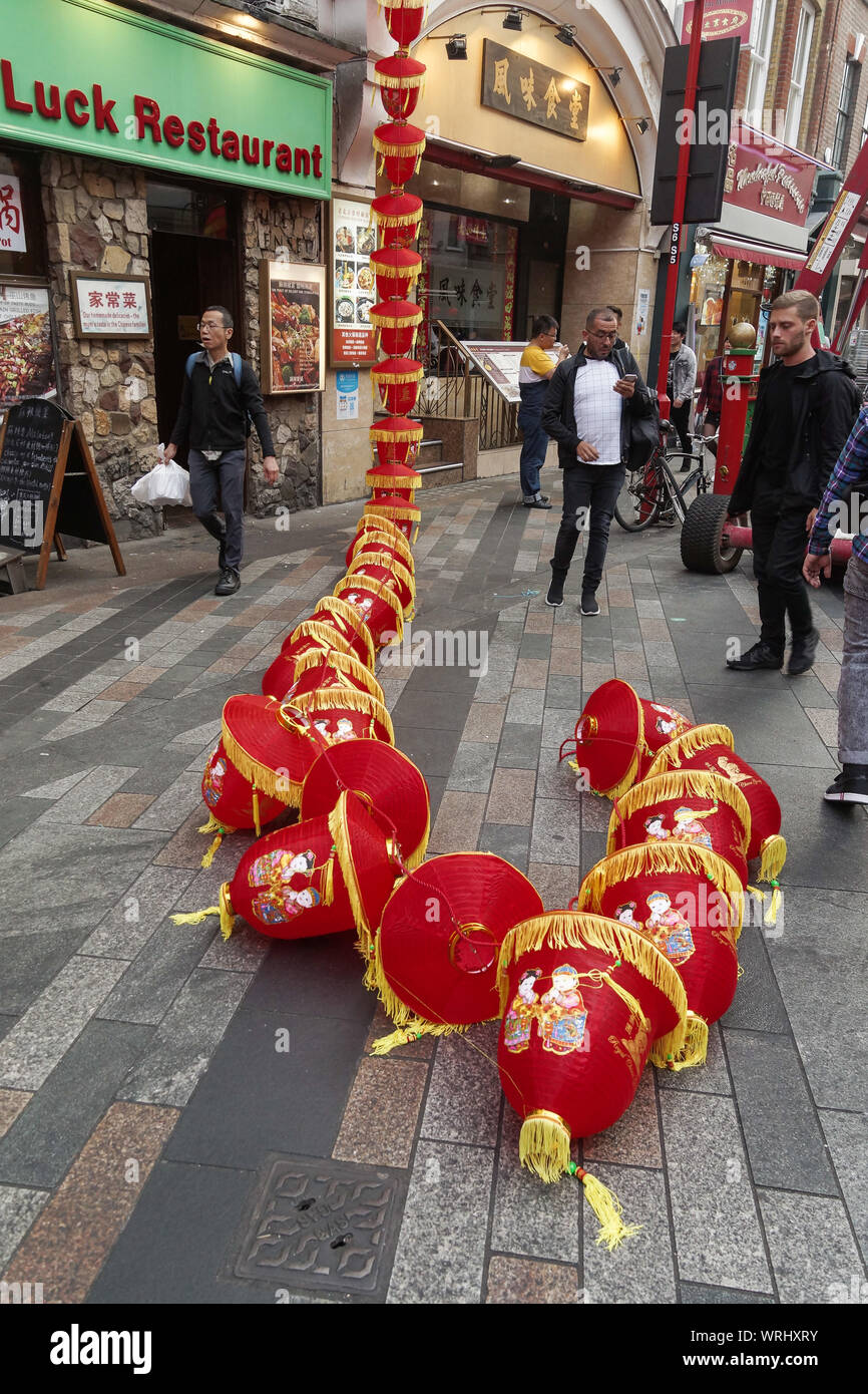 London, Großbritannien. 10 Sep, 2019. 10. September 2019. London, Großbritannien. Chinatown in Soho bereitet sich für Chinesische traditionelle Mitte Herbst Festival mit Lichterketten dekoriert rote Laternen über der Straße aufgereiht. Kredit Peter Hogan/Alamy Credit: Peter Hogan/Alamy leben Nachrichten Stockfoto