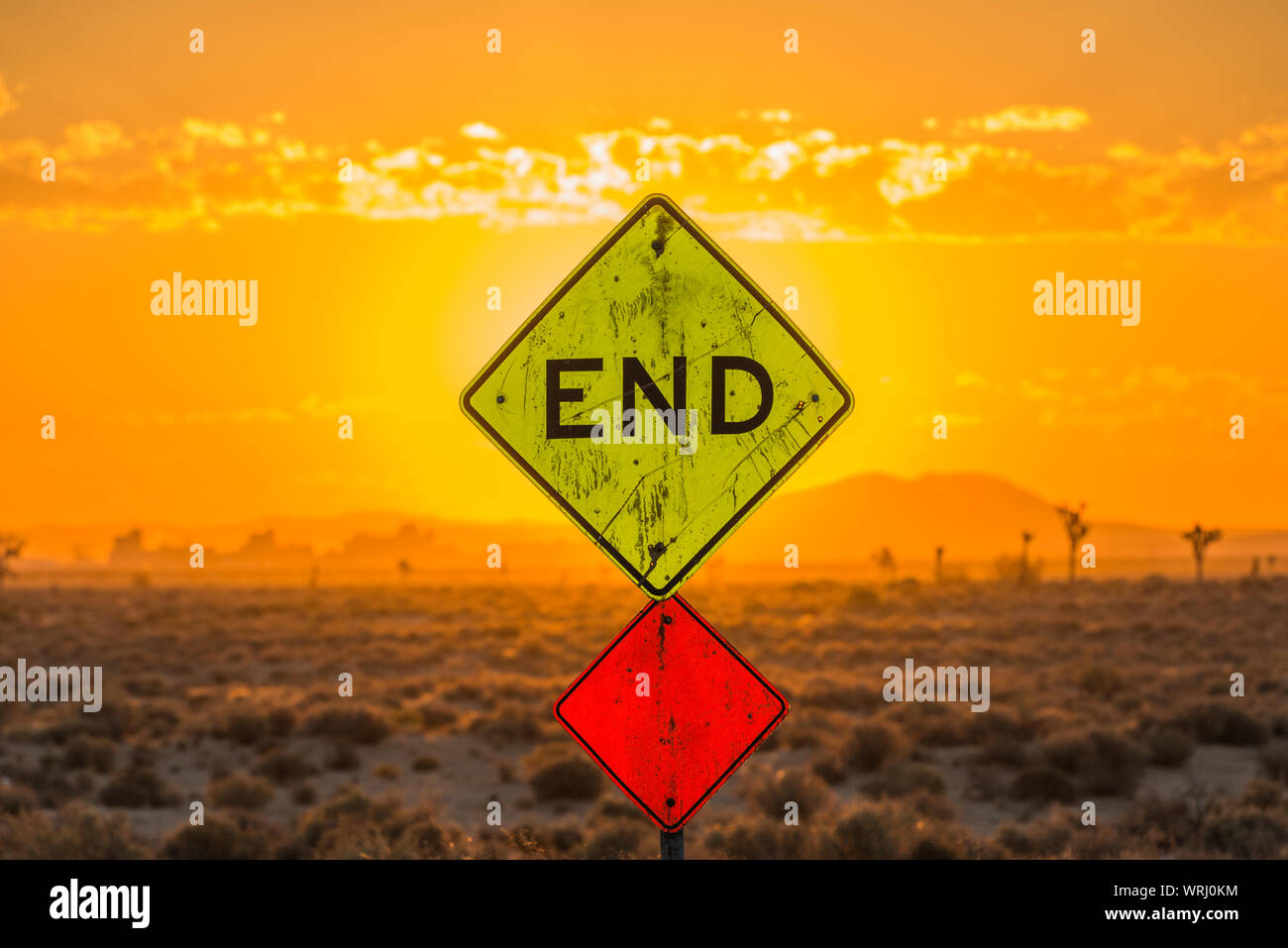 Ende Schild in der Wüste bei Sonnenuntergang, Bor, Kalifornien, USA Stockfoto