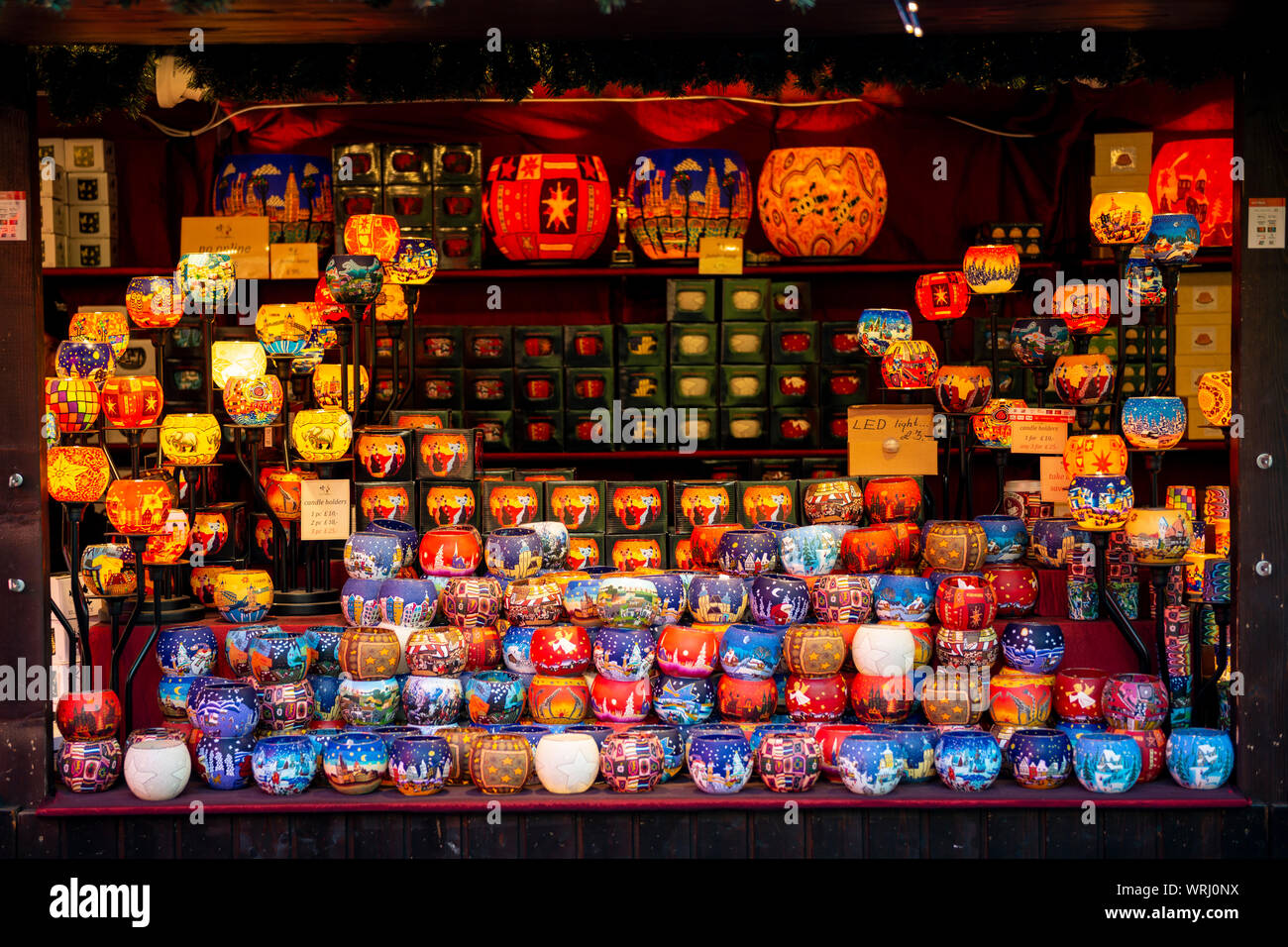Bunte Laternen auf dem Display in der Europäischen Weihnachtsmarkt in der Damm Revier, Edinburgh, Schottland Stockfoto