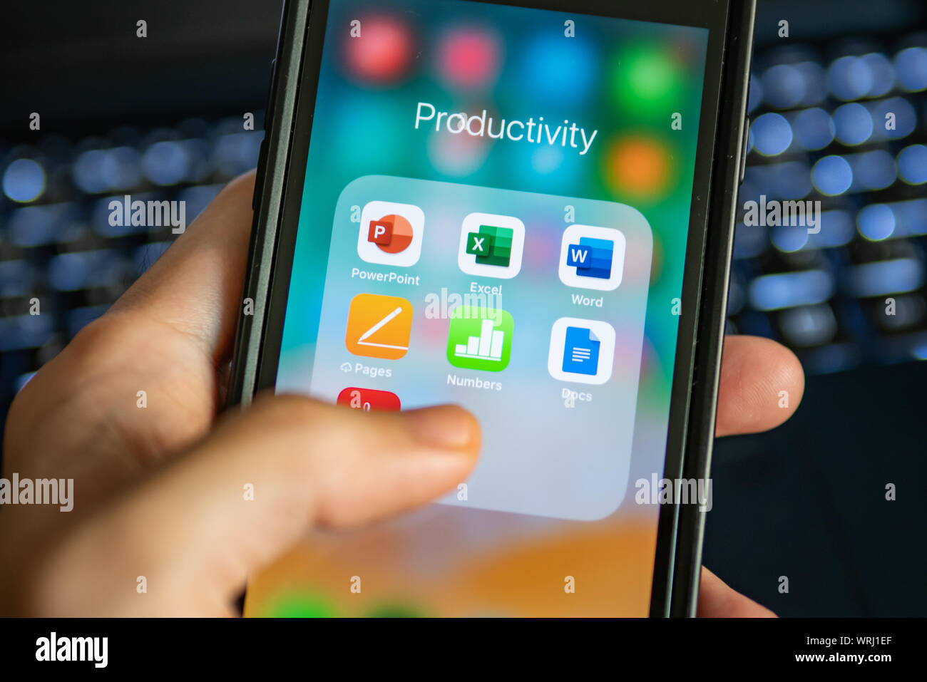 Bangkok, Thailand - 17. Juli 2019 : Microsoft Office, Apple iWork und Google Docs Anwendungen auf dem iPhone 7. Stockfoto