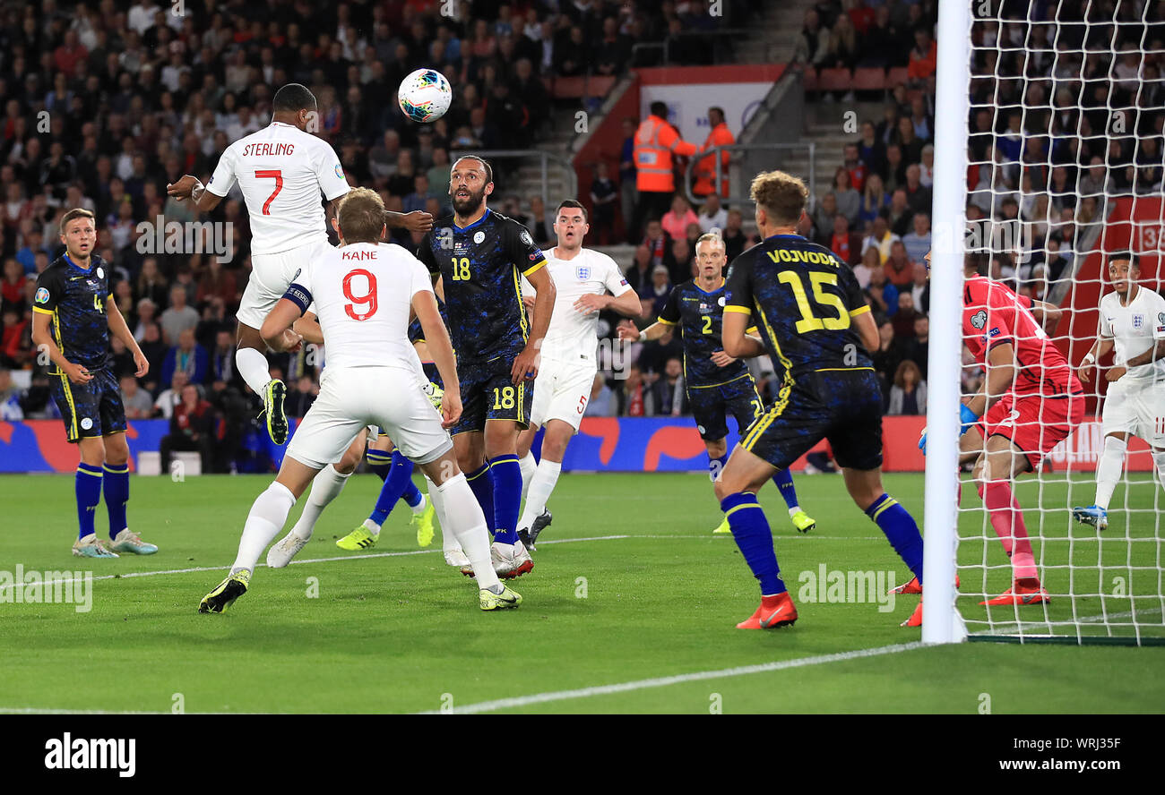 England's Raheem Sterling (Zweite links) und Kerben erste Ziel seiner Seite des Spiels aus einem Kopf während der UEFA EURO 2020 Qualifikation, Gruppe A Match in St. Mary's, Southampton. Stockfoto