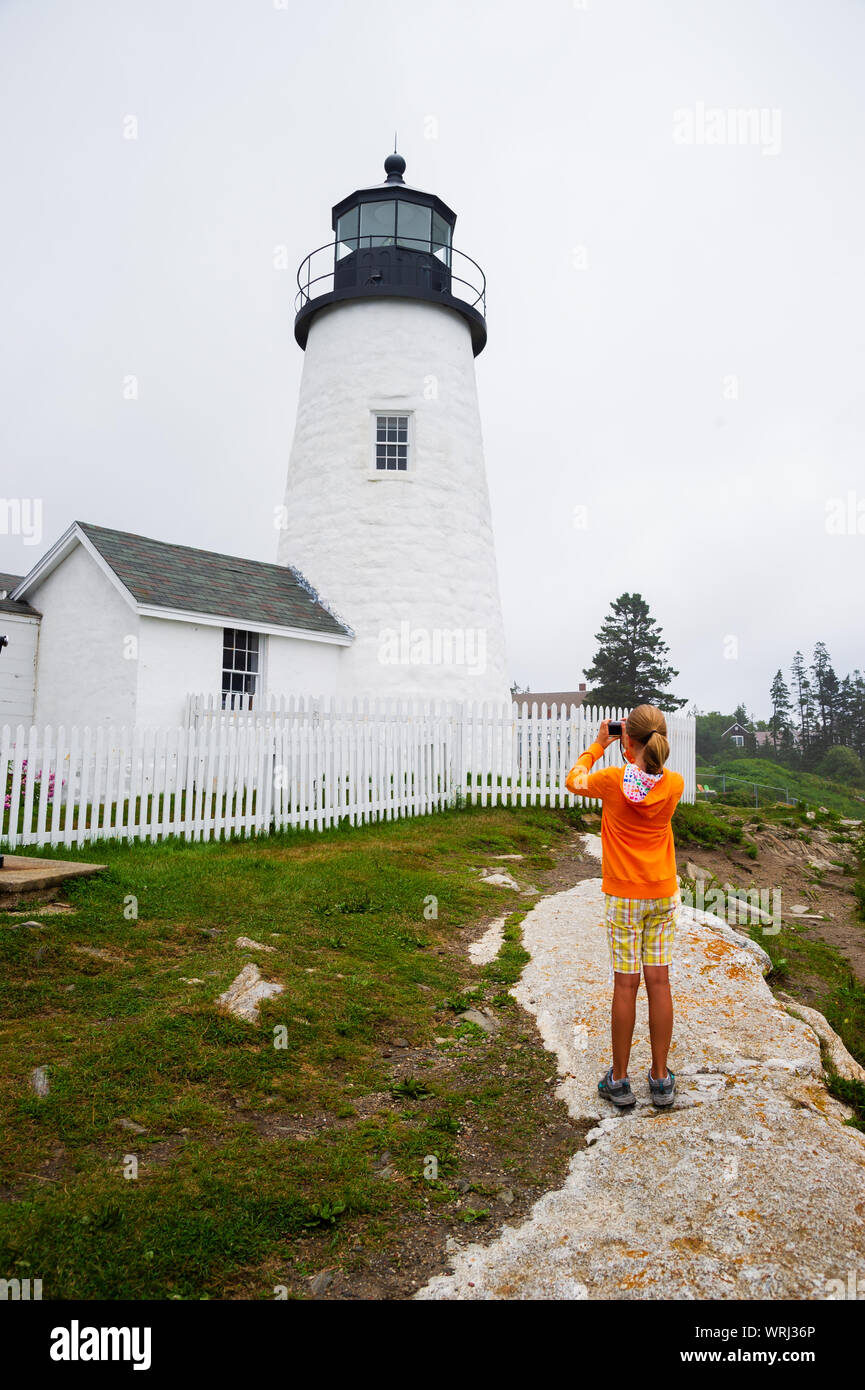 Junge Mädchen, die ein Foto des Pemaquid Point Lighthouse in Bristol, Maine. Stockfoto