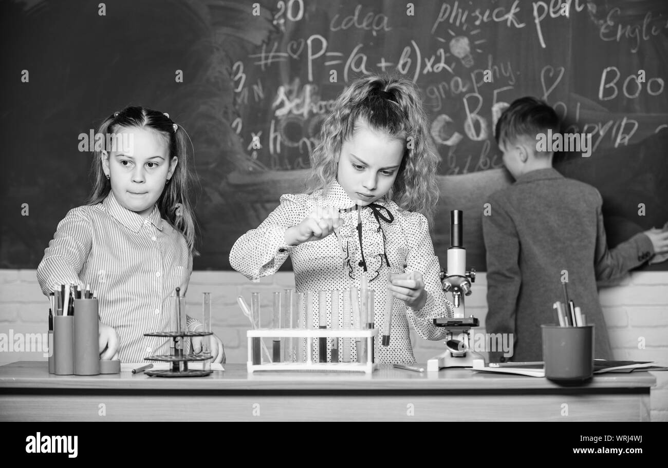 Biologische Moleküle erkunden. Zukunft Technik und Wissenschaft Konzept. Kinder Studium Biologie oder Chemie Schule. Schule Bildung. Schule Mädchen studieren. Kinder im Klassenzimmer mit Mikroskop und Reagenzgläser. Stockfoto