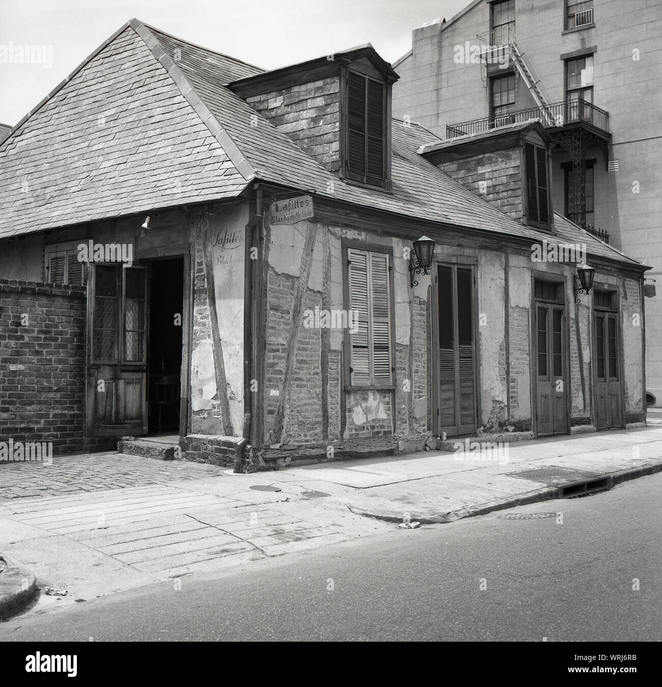 1960, historische, New Orleans, USA, im Französischen Viertel, dem berühmten lafitte Schmiede an der Ecke der Bourbon Street und St. Philip Straße, wie es in dieser Ära sah. Ein französisch-kolonialen Hütte/Innenhof und angeblich die älteste Bar zu sein in den USA", dieses historische Gebäude ist eine der bekanntesten in der Stadt. Stockfoto