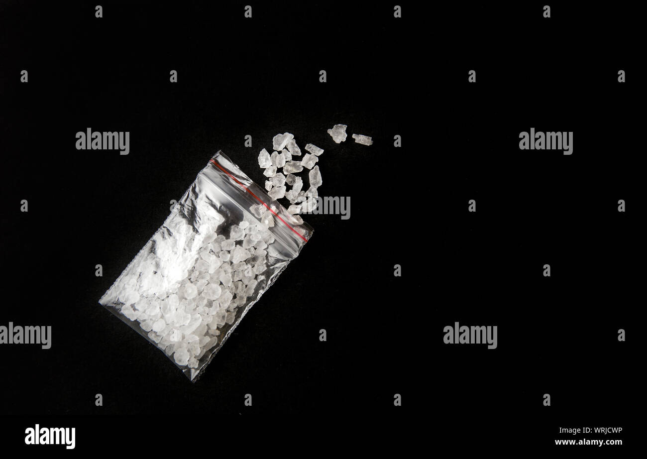 Konzeptionelle Bild von synthetischen Drogen, Betäubungsmittel cathinones 'Badesalz' Konzept. White Crystal Pulver auf schwarzem Hintergrund (eingerichtet), ähneln, Badezimmer Stockfoto