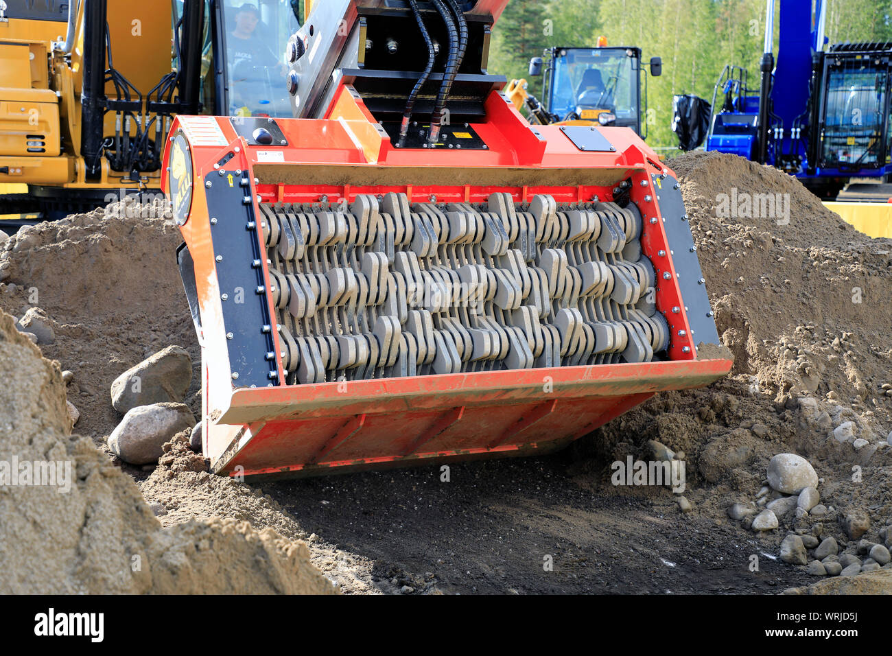 Hyvinkaa, Finnland. September 6, 2019. Baggeranbaugeräte ALLU D Transformator hydraulische Screener schaufel Anbaugerät Masse Abschirmung auf der Maxpo 2019. Stockfoto