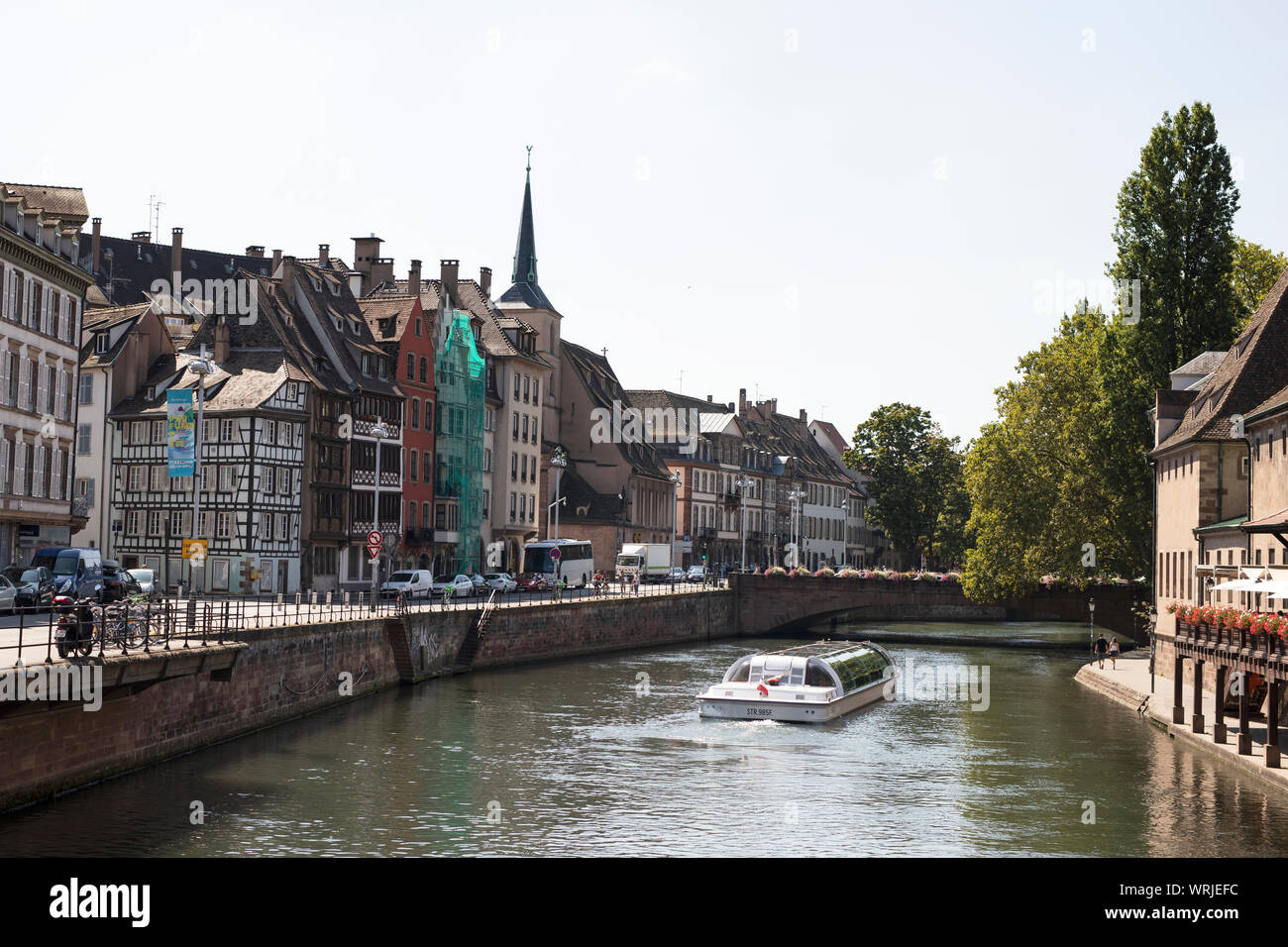 Ein Touristenboot fährt entlang des Kanals neben dem Quai St. Nicholas im Viertel Petite France in Straßburg, Frankreich. Stockfoto