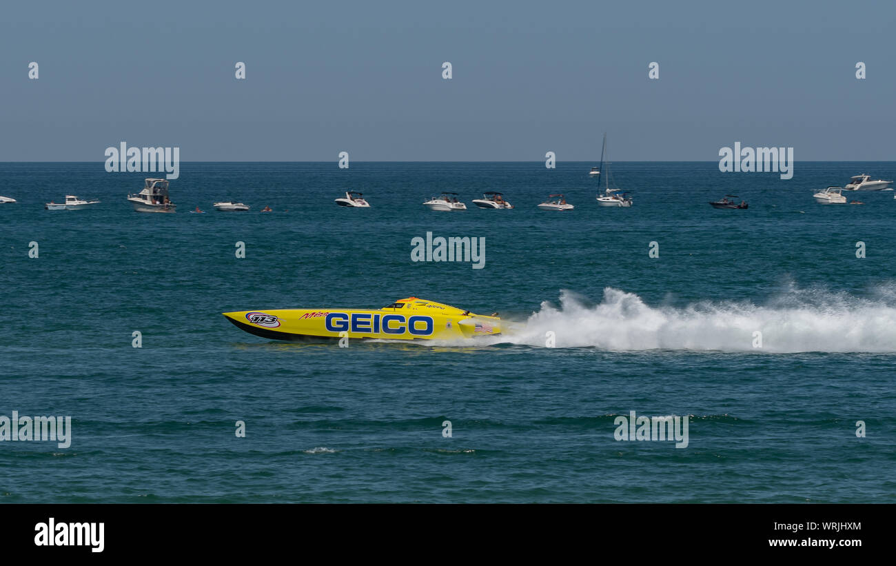 Michigan City, Indiana/USA:08/3/2019 Great Lakes Grand Prix Miss Geico Superboat Racing in Richtung finsih Linie. Stockfoto