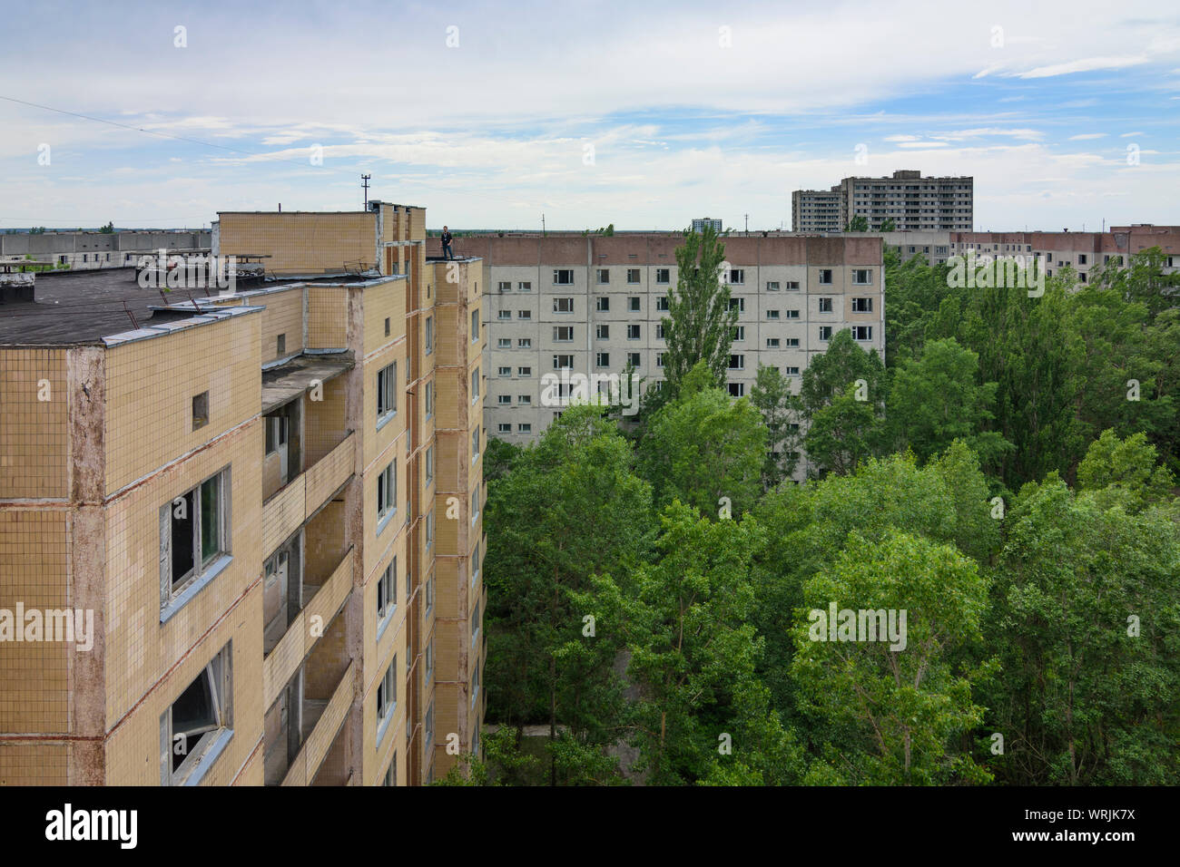 Pripyat (prypjat): verlassene Häuser, Dach, touristische am Dach in Tschernobyl (Tschernobyl) Ausschluss Zone, Kiev Oblast, Ukraine posing Stockfoto