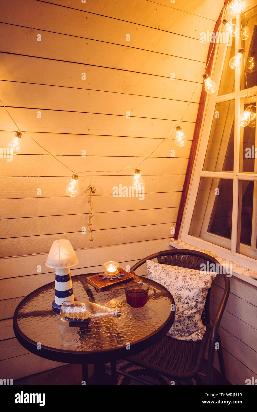 Nahaufnahme der nautischen Thema home Balkon nachts mit string Glühbirnen. Stockfoto