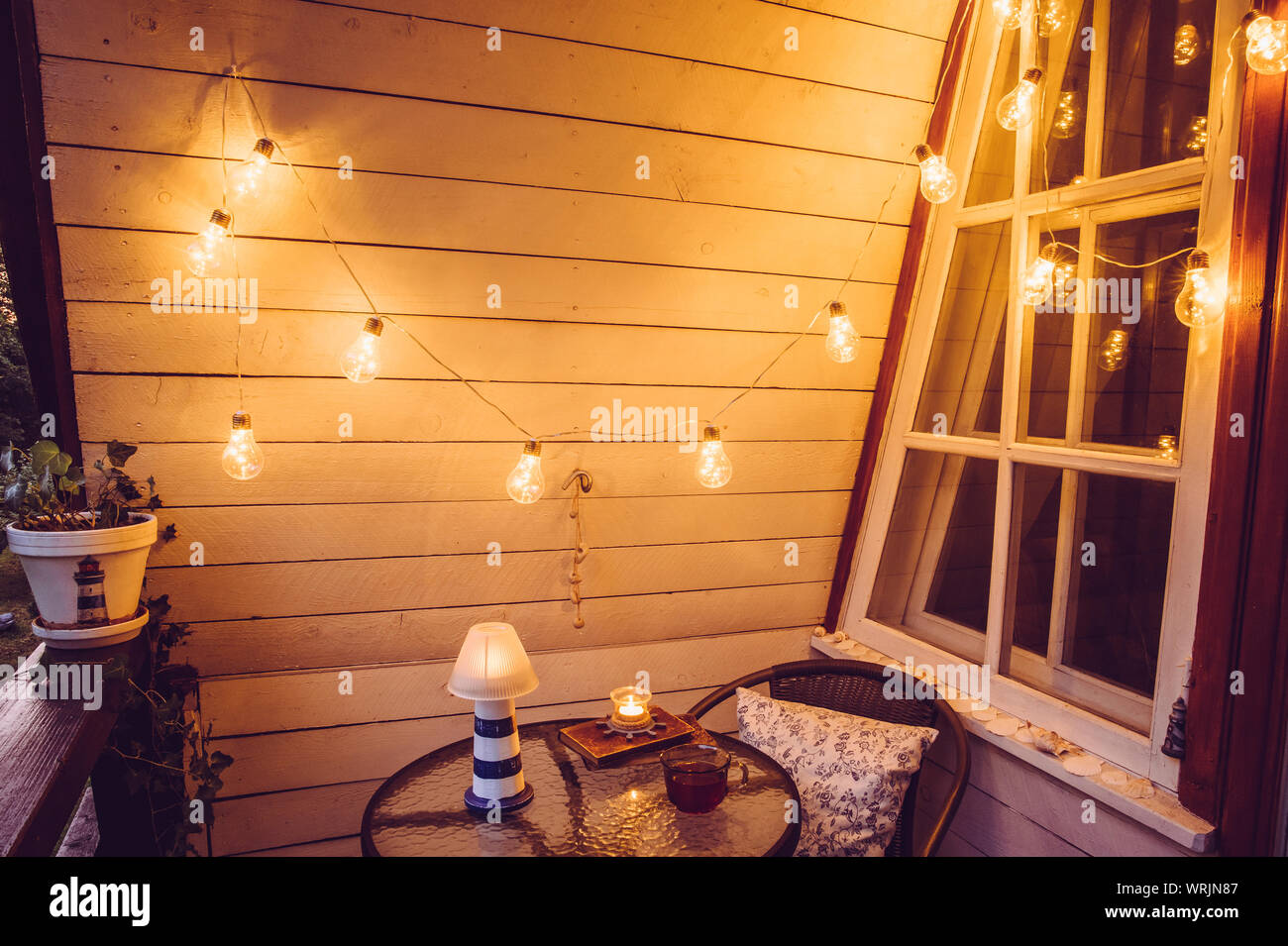 Nahaufnahme der nautischen Thema home Balkon nachts mit string Glühbirnen. Stockfoto