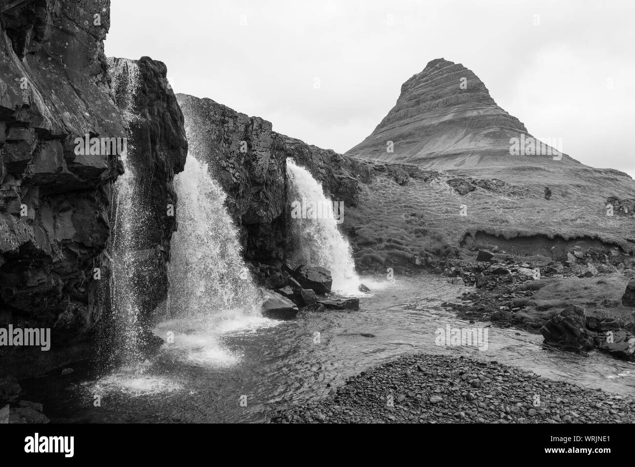 GRUNDARFJOROUR, ISLAND - kirkjufell Berg und Kirkjufellsfoss Wasserfall, Halbinsel Snaefellsnes. Stockfoto