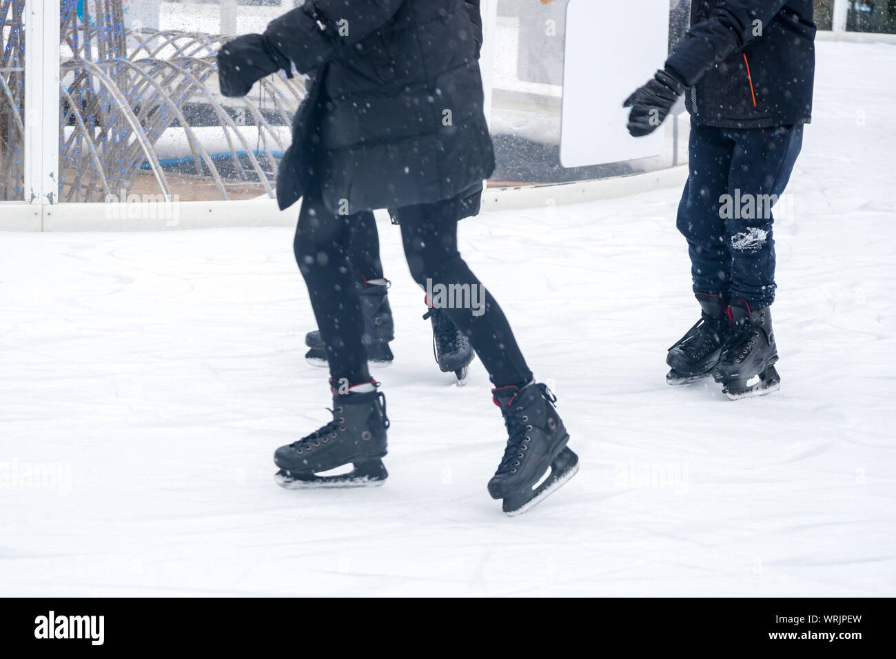Detailansicht von Schlittschuhen auf der Eisbahn für Bewohner. Eislaufen im Winter. Unterhaltung. Stockfoto
