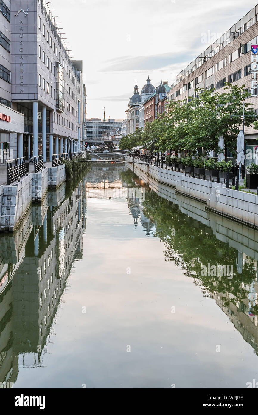 In der Innenstadt von Aarhus mit den Kanal und Bürgersteig, Häuser im Wasser, Dänemark, 15. Juli 2019, Stockfoto