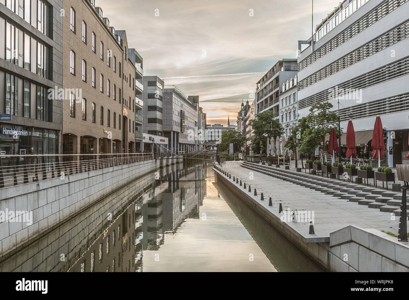 Åboulevarden im Herzen von Århus, graue Häuser im Wasser, Dänemark, 15. Juli 2019, Stockfoto