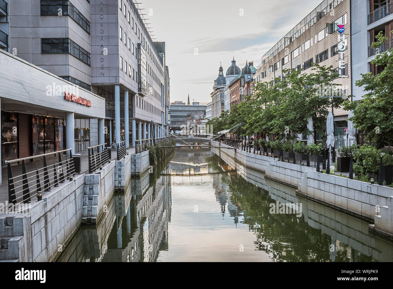 In der Innenstadt von Aarhus und Gebäude entlang des Kanals, im Wasser widerspiegelt. Dänemark, 15. Juli 2019 Stockfoto