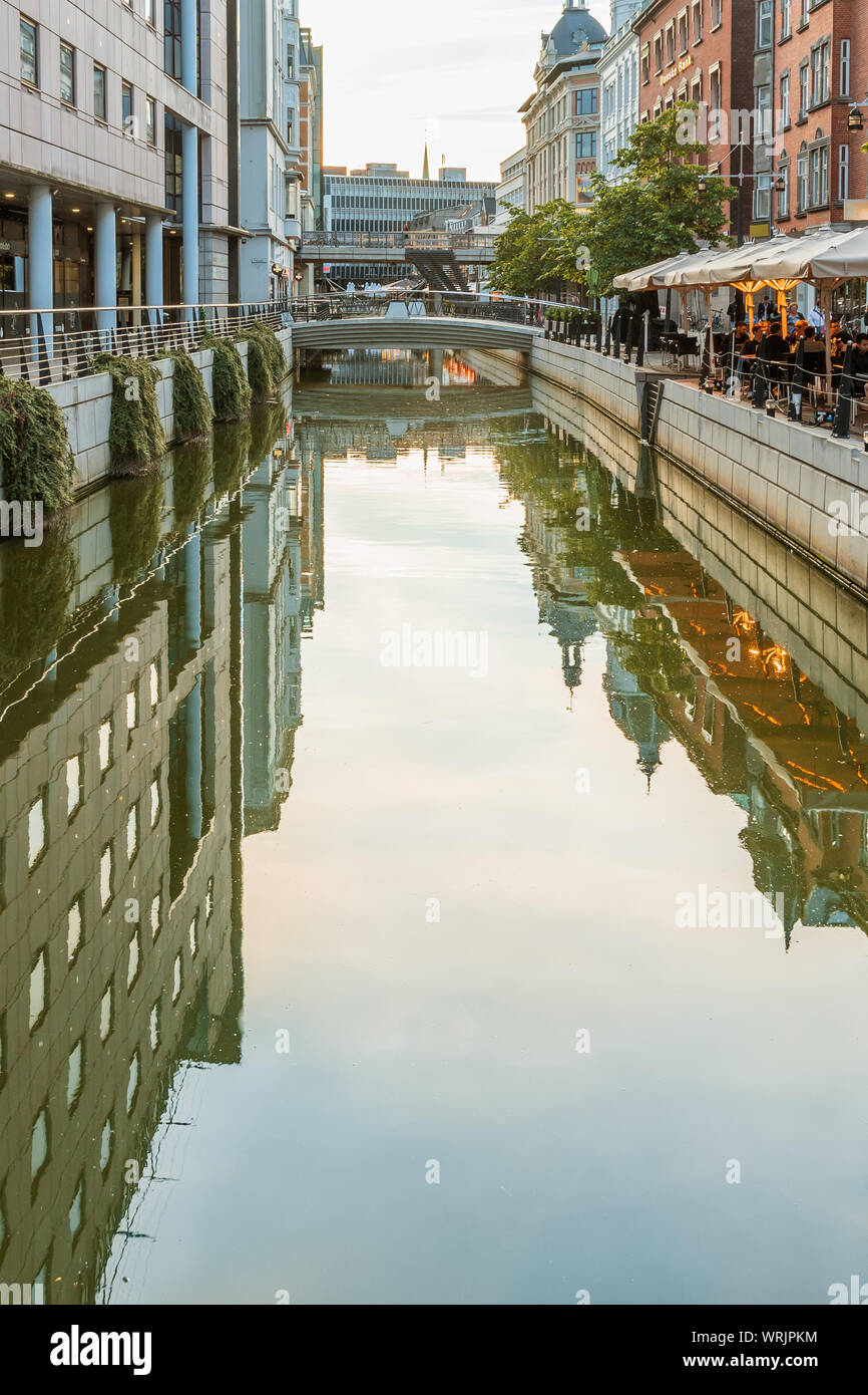 In der Innenstadt von Aarhus mit den Kanal und Restaurants am Abend, auf dem Wasser, Dänemark, 15. Juli 2019, Stockfoto