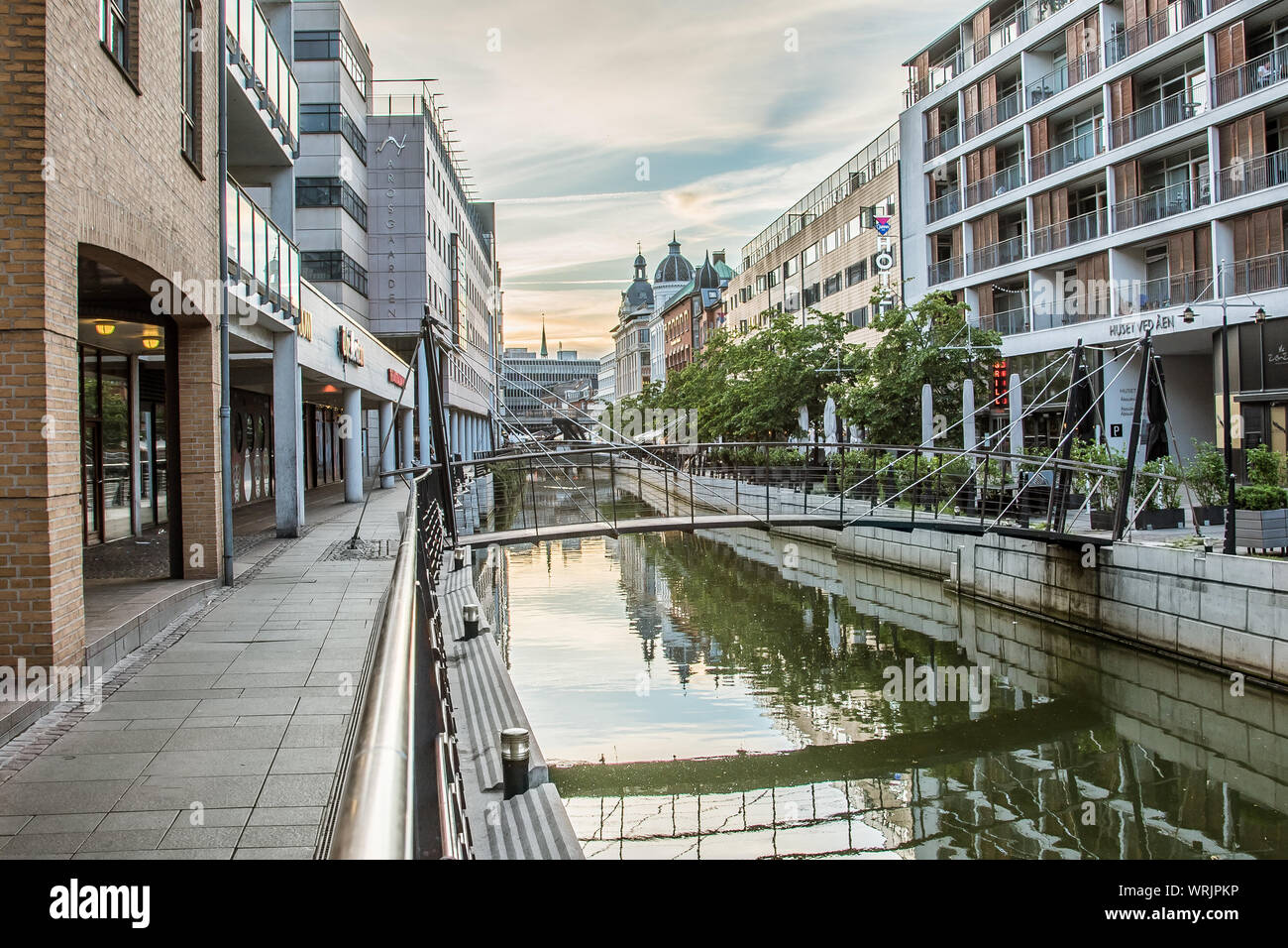 Århus-Kanal und den Gehweg entlang des Flusses im Herzen von Aarhus, Dänemark, 15. Juli 2019 Stockfoto