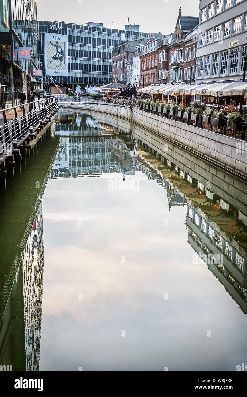 In der Innenstadt von Aarhus mit Restaurants in den Kanal und Platz für Kopie, Dänemark, 15. Juli 2019 Stockfoto