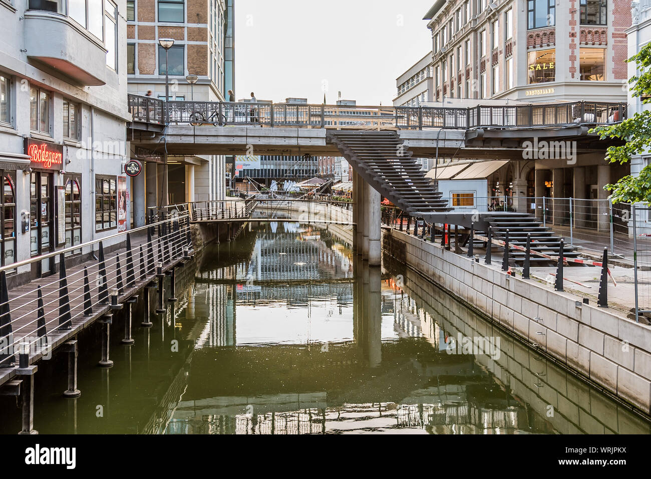 Aarhus City mit Brücken und Geschäfte in der Nacht in den Kanal, Dänemark, 15. Juli 2019 Stockfoto