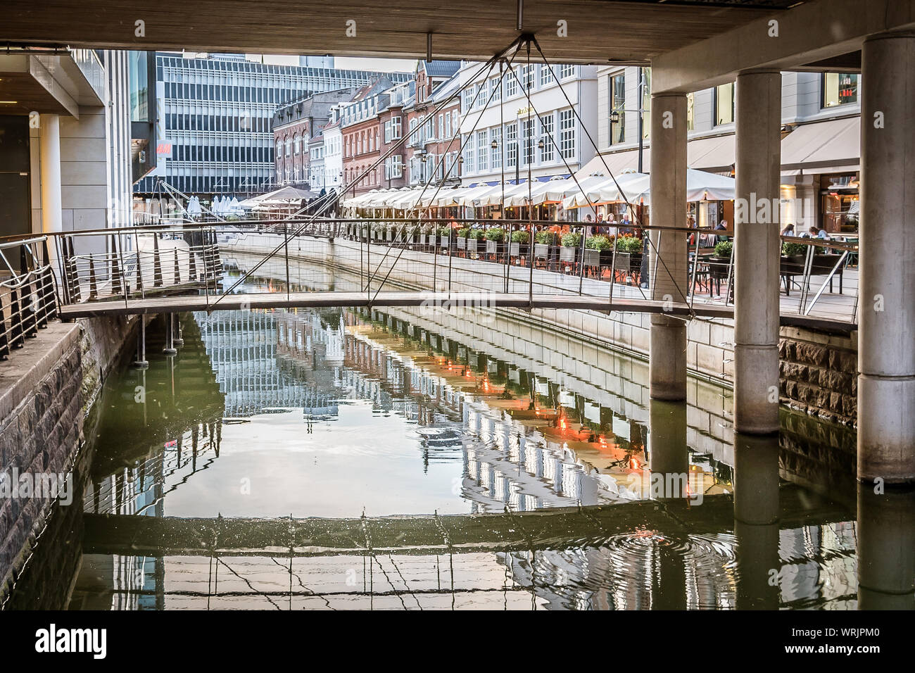 Unter den Brücken von Aarhus Kanal, Wasser Reflexionen am Abend, Dänemark, 15. Juli 2019 Stockfoto
