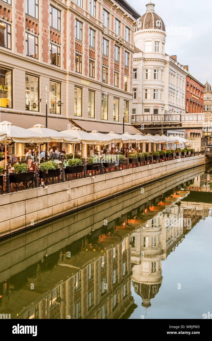 Aarhus City mit einer Vielzahl von Restaurants im Kanal, Dänemark, 15. Juli 2019 Stockfoto