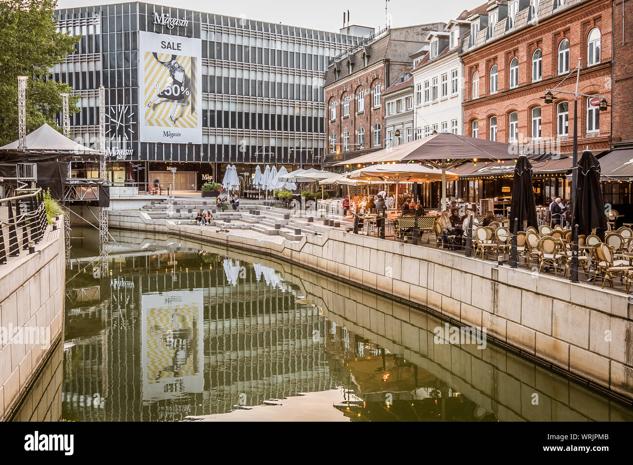 Aarhus City mit einer Vielzahl an Restaurants und Gebäuden in den Kanal, Dänemark, 15. Juli 2019 Stockfoto