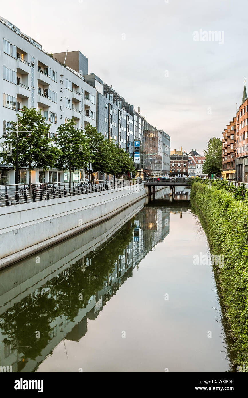 Der Fluss in Aarhus fließt sanft durch die Stadt und die Gebäude sind im Wasser, Dänemark, 15. Juli 2019, Stockfoto