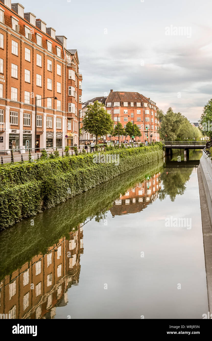 Der Kanal in Aarhus fließt sanft durch die Stadt und Gebäude im Wasser, Dänemark, 15. Juli 2019, Stockfoto