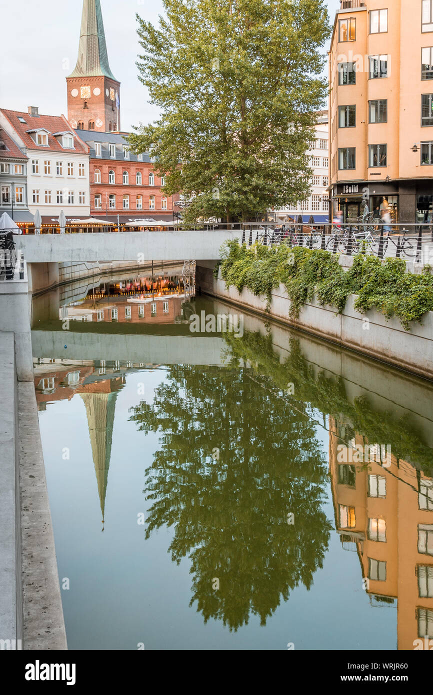 Der Dom zu Århus Spire, im ruhigen Wasser des Kanals, Dänemark, Juli 15, 2019, Stockfoto