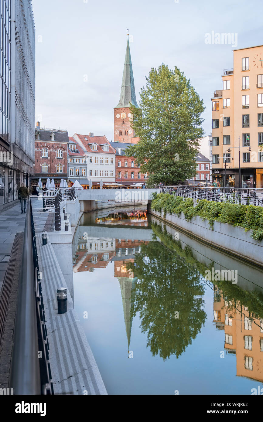 Der Dom zu Århus Spire, im ruhigen Wasser des Kanals, Dänemark, Juli 15, 2019, Stockfoto