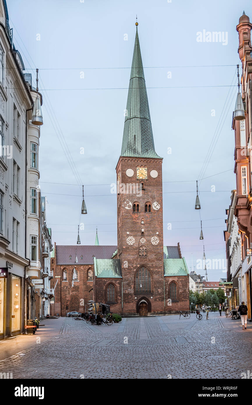 Aarhus Kathedrale und Platz im Abendlicht, Dänemark, 15. Juli 2019 Stockfoto