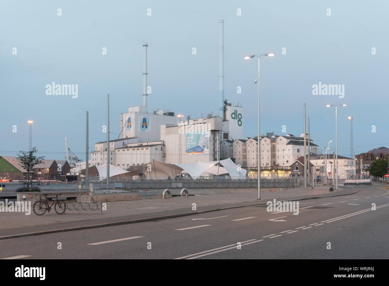 Hafen von Aarhus und der DLG-Silo für Lagern von Getreide im ersten Morgenlicht, Dänemark, 15. Juli 2019 Stockfoto