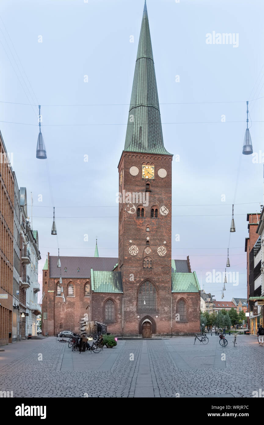 Aarhus Kathedrale und Platz im Abendlicht, Dänemark, 15. Juli 2019 Stockfoto