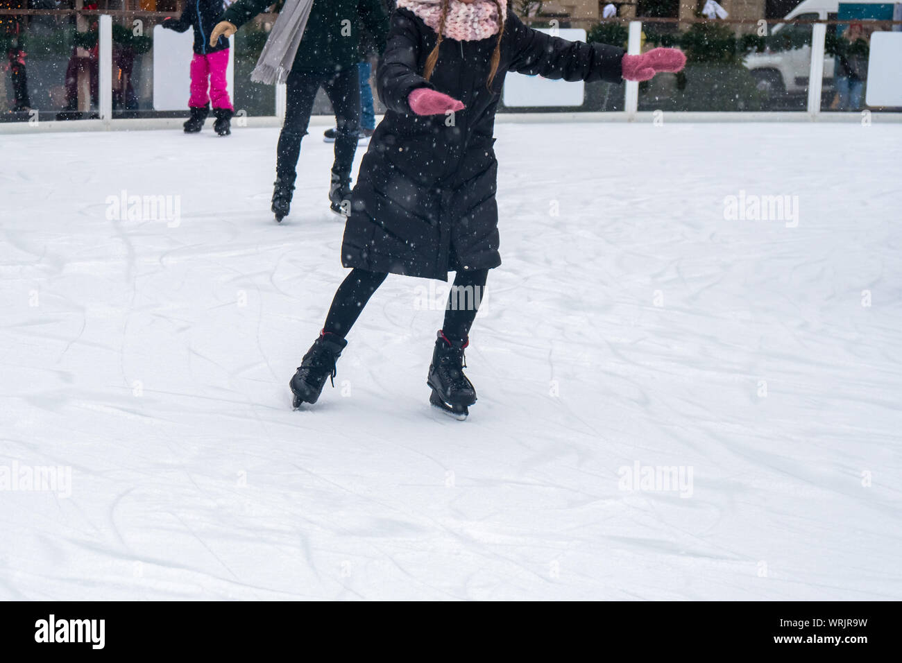 Detailansicht von Schlittschuhen auf der Eisbahn für Bewohner. Eislaufen im Winter. Unterhaltung. Stockfoto